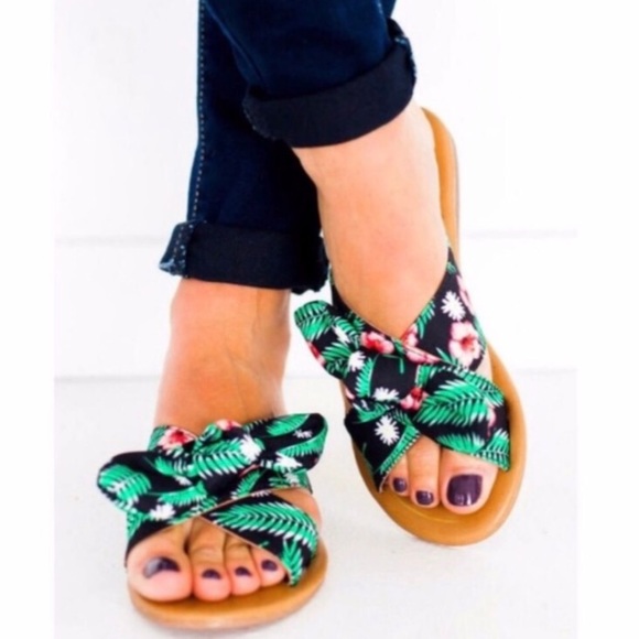 Shoes - FLASH SALE 🔥 HP🎉 🌴 NIB Tropical Design Sandals